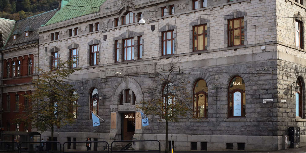 SEGEL i den historiske bankbygningen på Torgallmenningen i Bergen