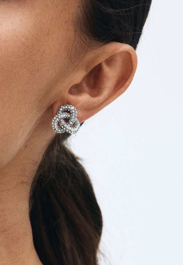 Infinity Knot Sparkle Studs L Steel Ørepynt