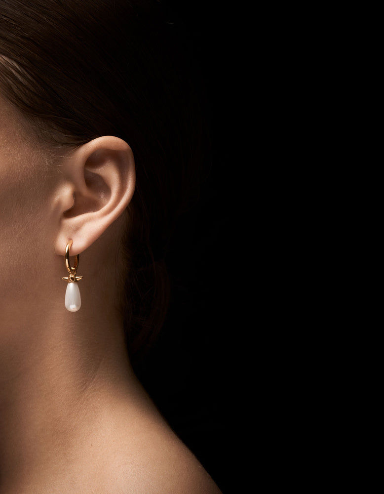 Pearl Tear Earring - Gold-plated Silver - Glass Pearl Ørepynt