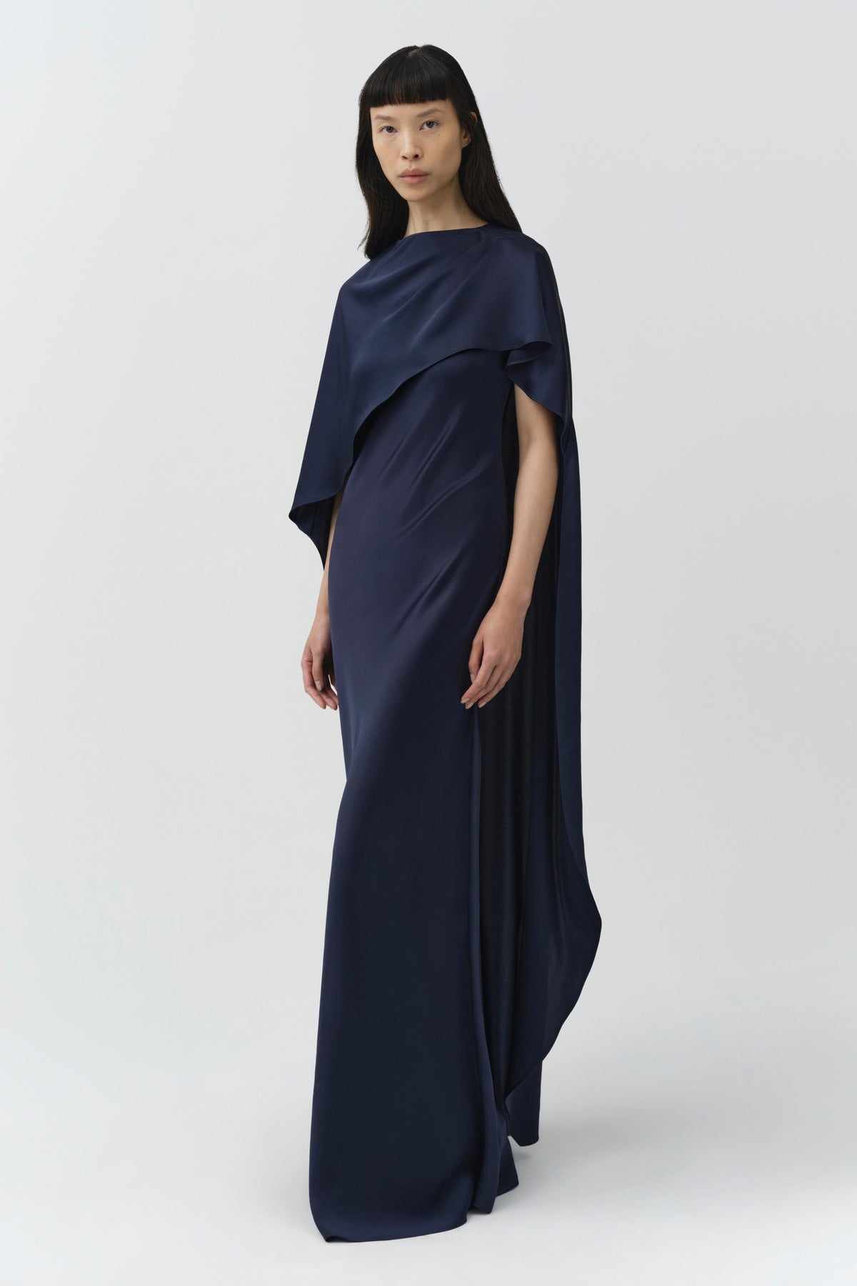 IZEL CAPE GOWN Kjole