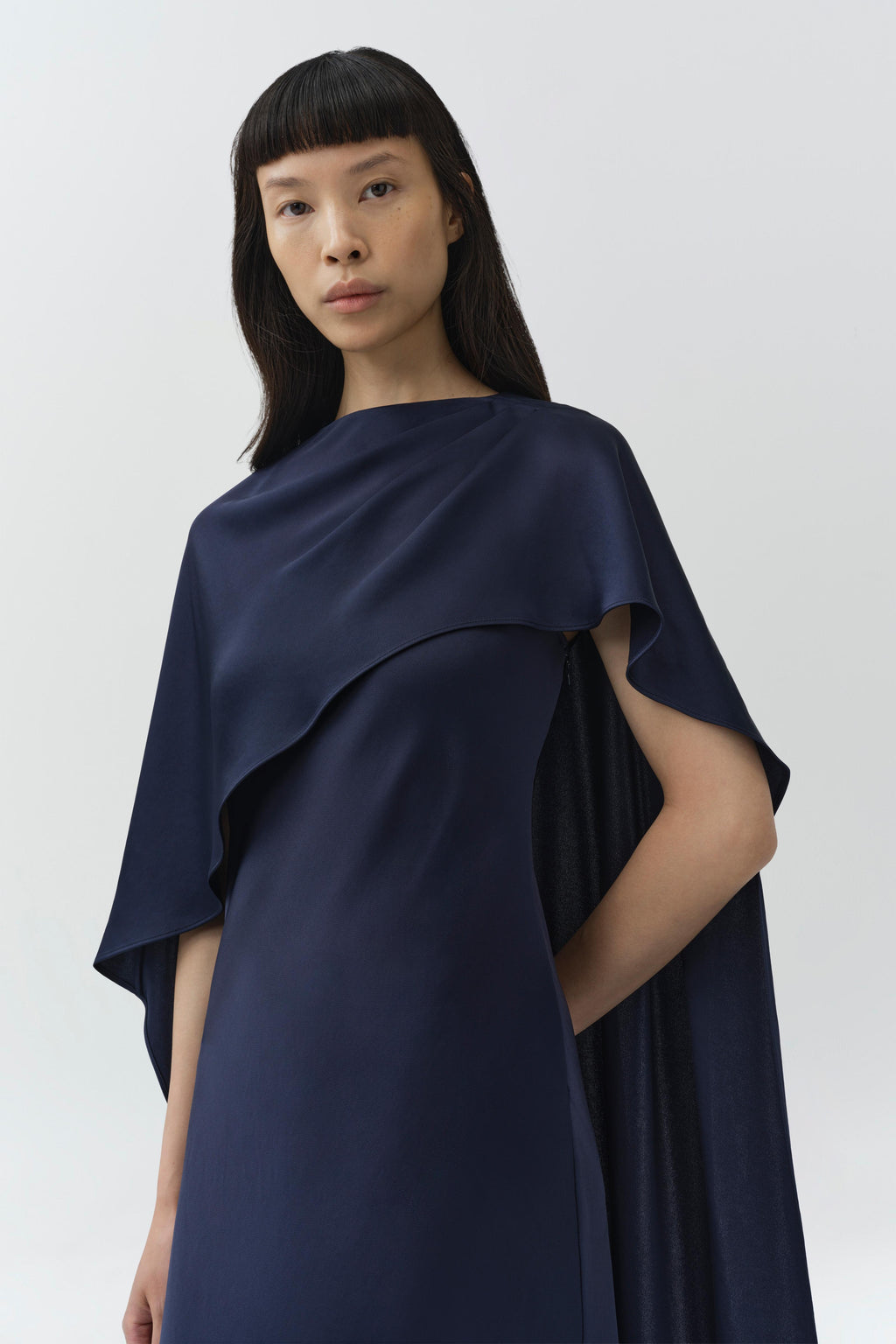 IZEL CAPE GOWN Kjole