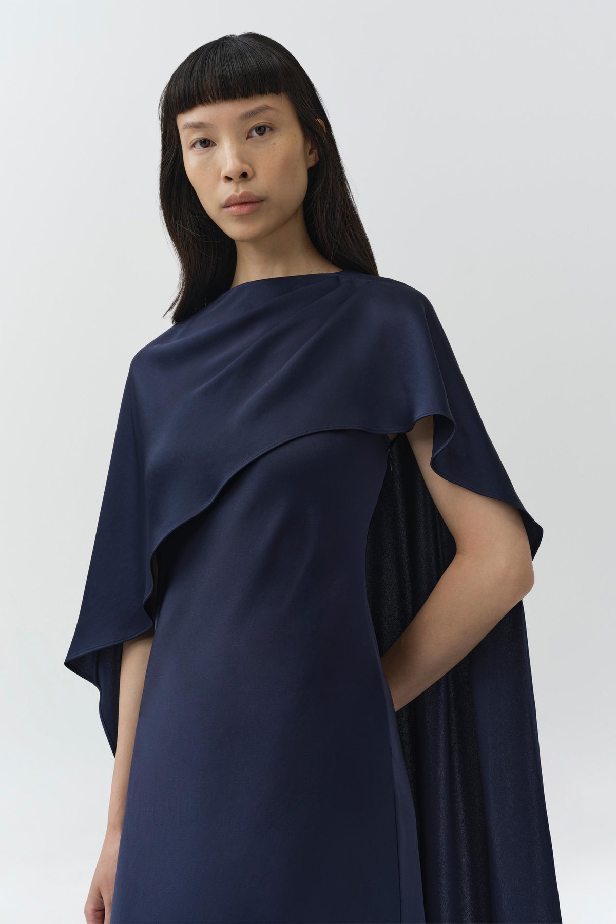 IZEL CAPE GOWN Kjole