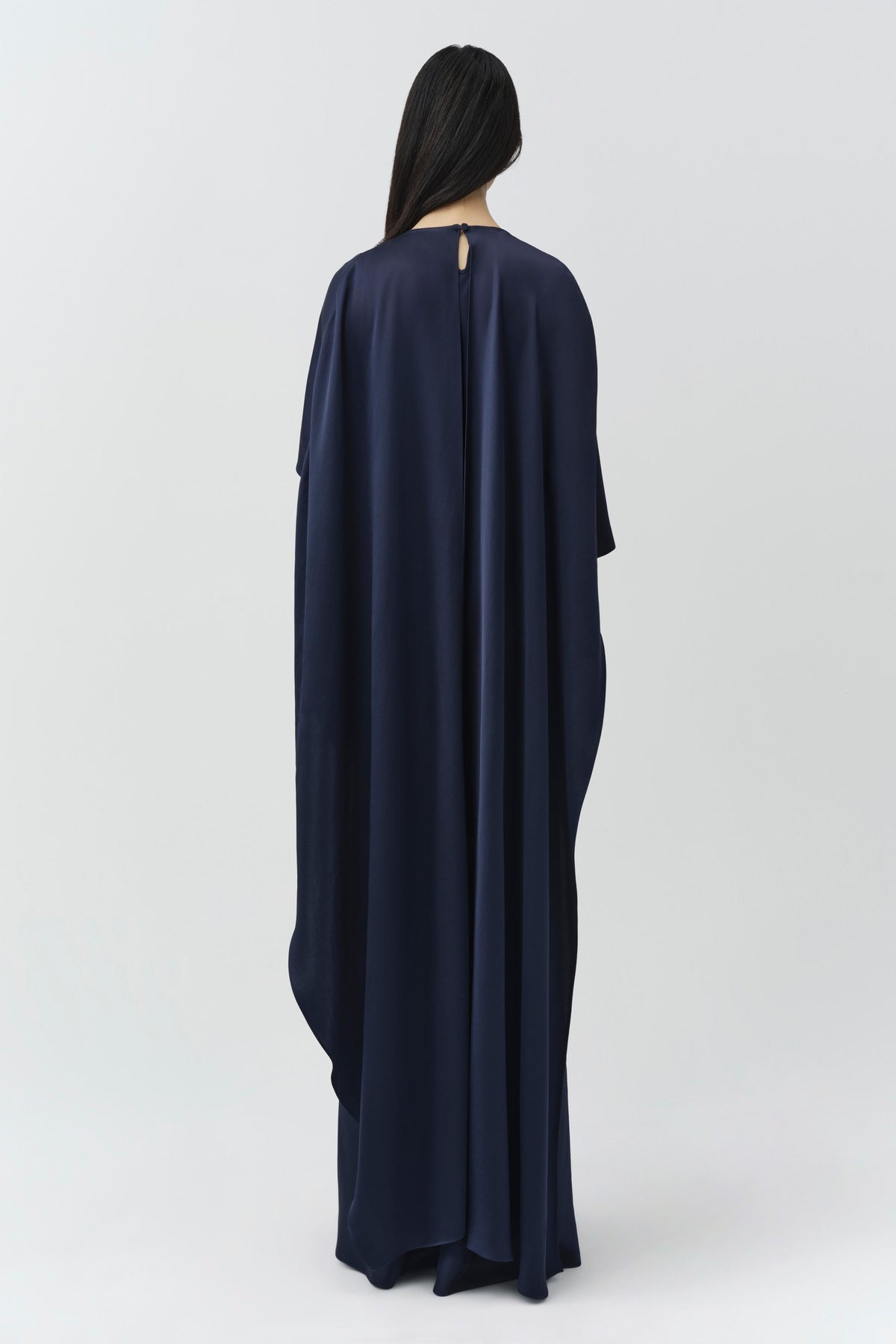 IZEL CAPE GOWN Kjole