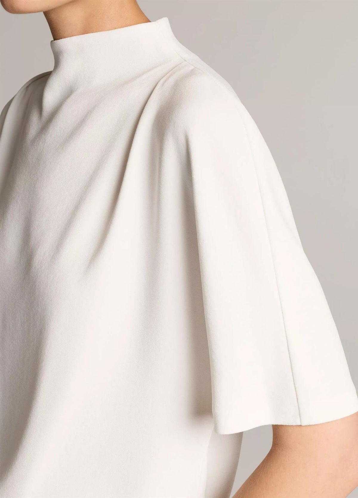 DRAPED FUNNEL NK TOP
