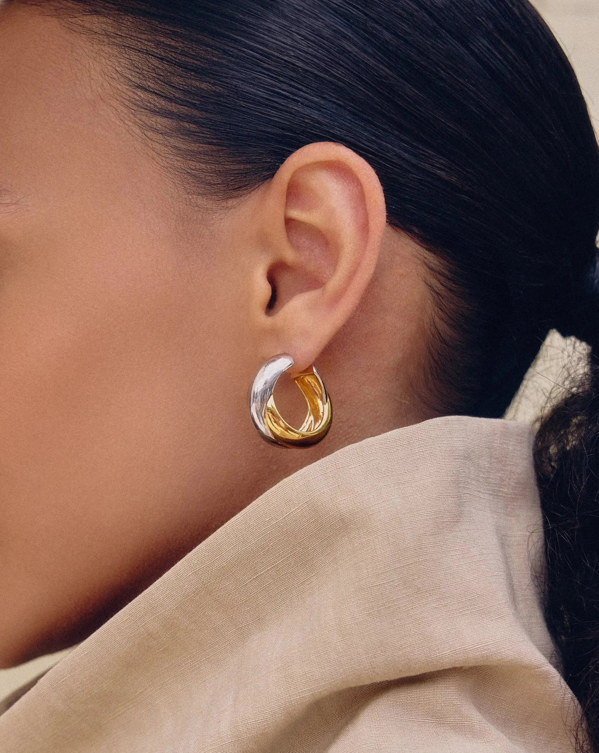 LUCY WILLIAMS CHUNKY ENTWINE MEDIUM HOOP EARRINGS Ørepynt