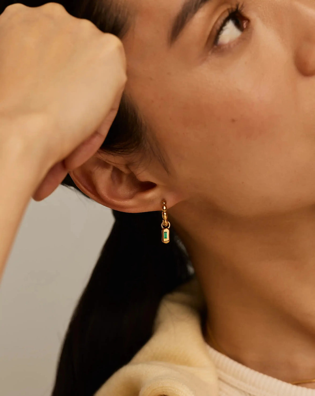 Molten Gemstone Olive Charm Hoop Earrings Ørepynt