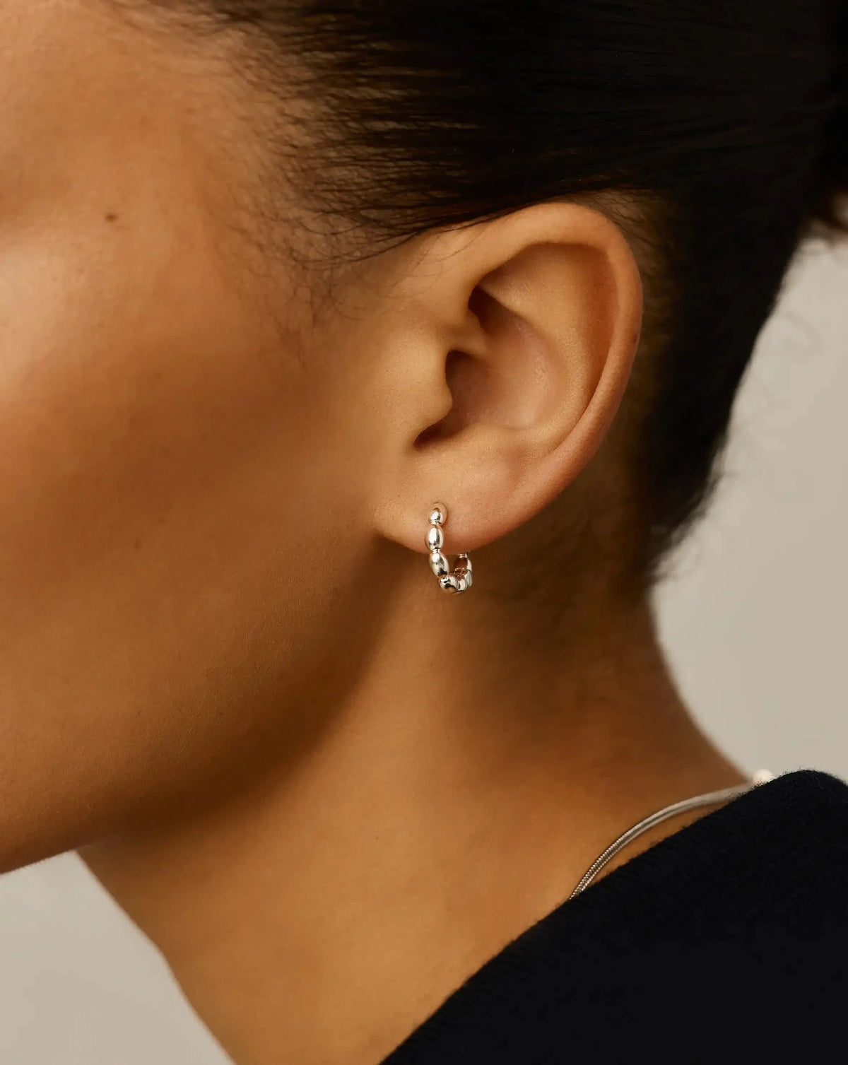 Molten Gemstone Olive Charm Hoop Earrings Ørepynt
