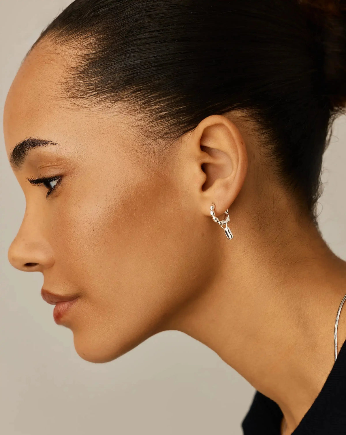 Molten Gemstone Olive Charm Hoop Earrings Ørepynt
