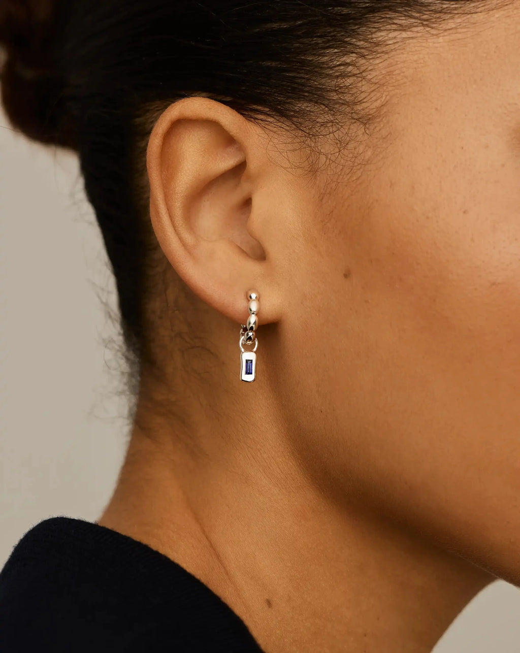 Molten Gemstone Olive Charm Hoop Earrings Ørepynt
