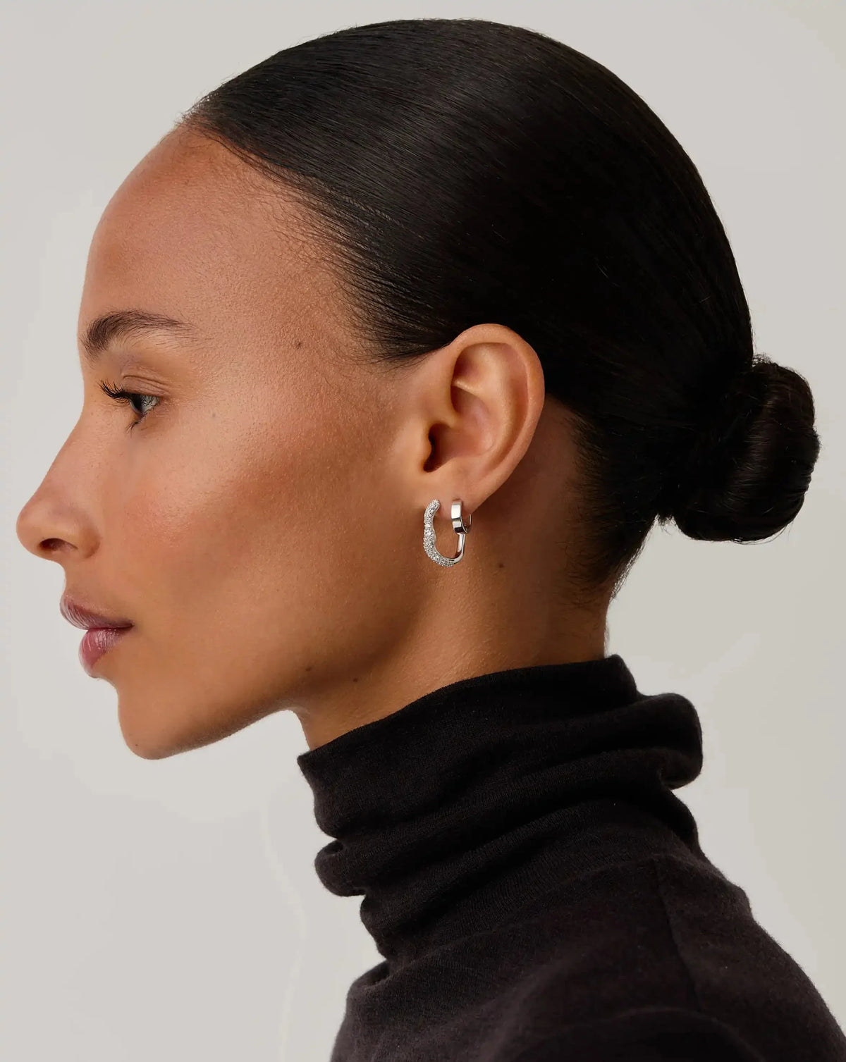 MOLTEN SNOW SMALL HOOP EARRINGS Ørepynt