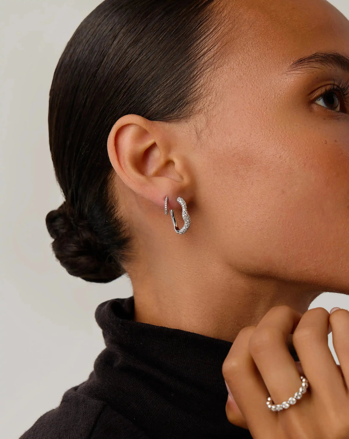MOLTEN SNOW SMALL HOOP EARRINGS Ørepynt
