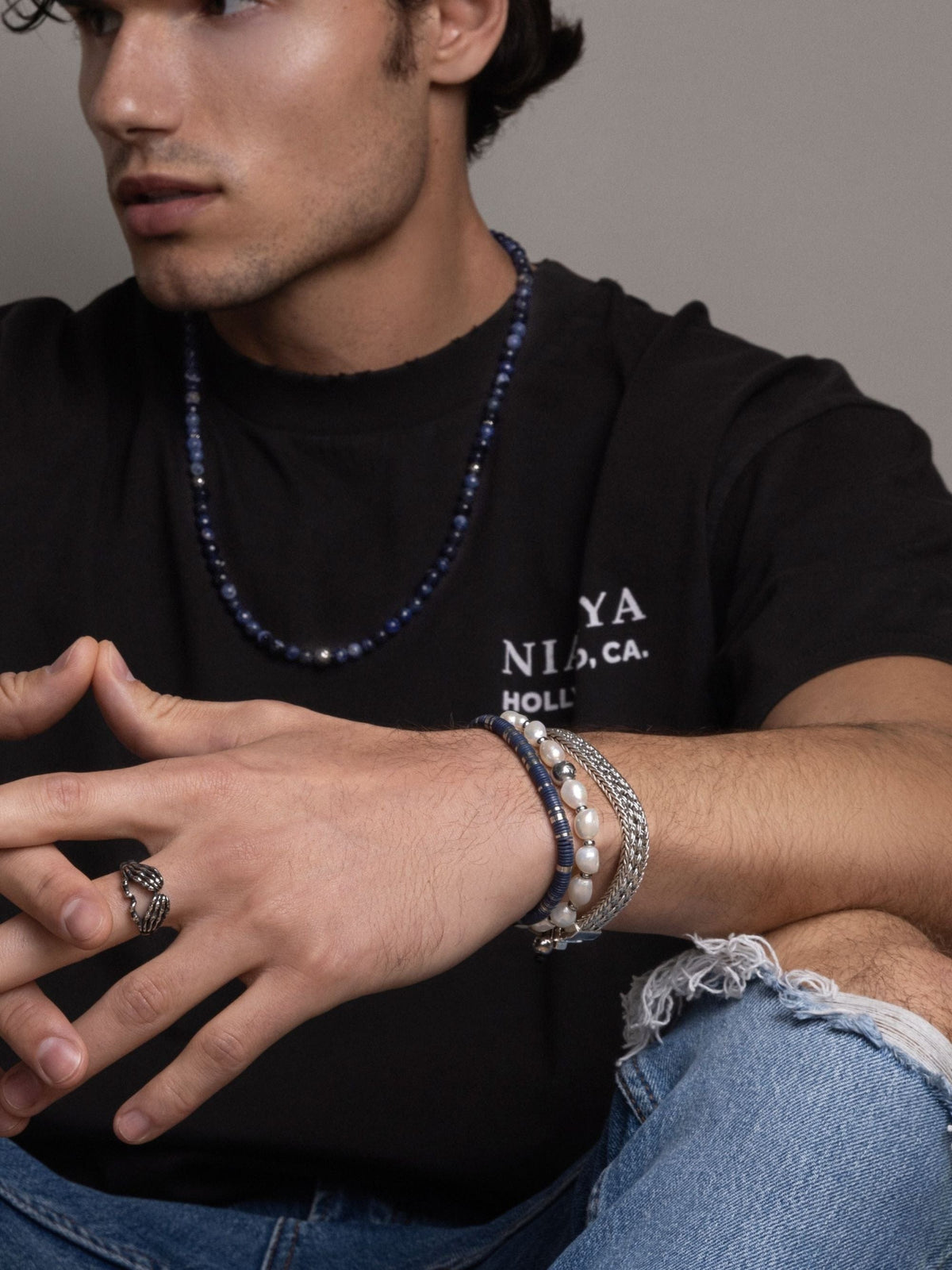 Men's Beaded Bracelet with Dark Blue and Silver Disc Beads Armbånd
