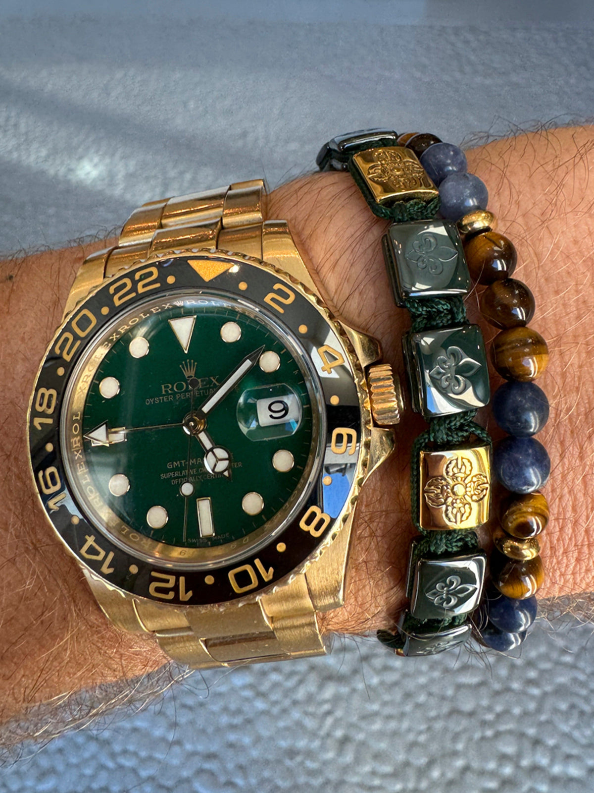 Men's Ceramic Flatbead Bracelet in Green and Gold Armbånd